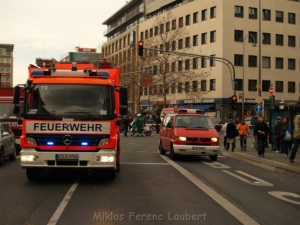 Feuer Koeln Muelheim Frankfurterstr Wiener Platz P67.JPG